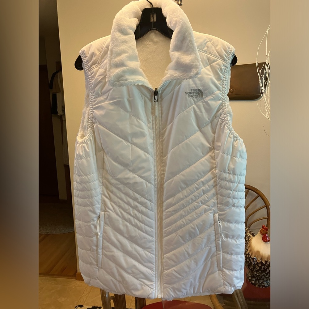 $140 The North Face Mossbud Reversible White Vest. Like new condition. Size XL.